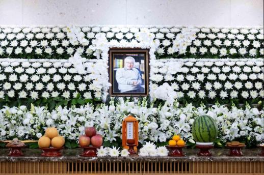 Mourners flock to memorial altar to pay respects to tireless actor