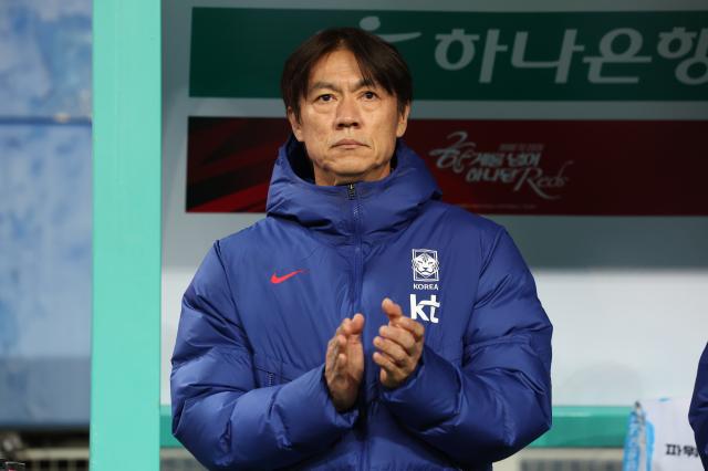 14일 대전월드컵경기장에서 열린 남자축구 국가대표 A매치 평가전 대한민국과 볼리비아의 경기 홍명보 감독이 생각에 잠겨있다 사진연합뉴스