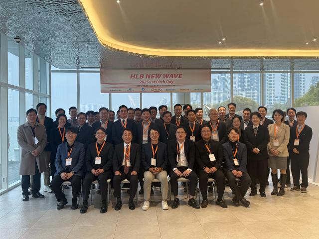 지난 25일 ‘2025 제1회 피치데이’에서 진양곤 HLB그룹 회장첫 줄 가운데과 첫 줄 왼쪽부터 양기혁 상트네어바이오사이언스 대표 고준수 아론티어 대표 함정엽 네오켄바이오 대표 이준영 셀렉신 대표 한성구 앱파인더 테라퓨틱스 대표 김철 프로지니어 대표 등 HLB그룹 주요 임직원들이 기념촬영을 하고 있다사진HLB그룹