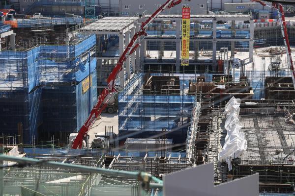 [출구 없는 건설업계] 전문가들 "건설경기 최악의 부진규제 강화가 위기 초래"
