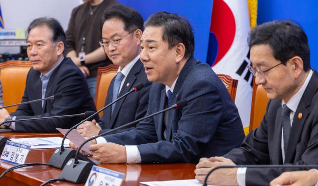 더불어민주당 김병기 원내대표가 25일 국회에서 열린 APEC 성과확산 및 한미관세협상 후속지원위원회 1차 회의에서 발언하고 있다사진연합뉴스 