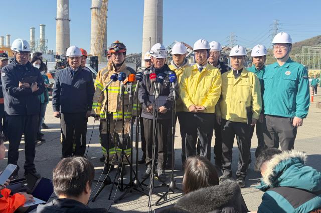 울산화력발전 붕괴 사고 중앙사고수습본부 공동 본부장인 김영훈 고용노동부 장관이 사고 현장 앞에서 브리핑하고 있다 사진연합뉴스