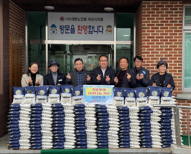 HDC현대산업개발 24일 충남 아산시 어르신과 부녀회를 대상으로 쌀 1톤을 기부했다 사진HDC현대산업개발