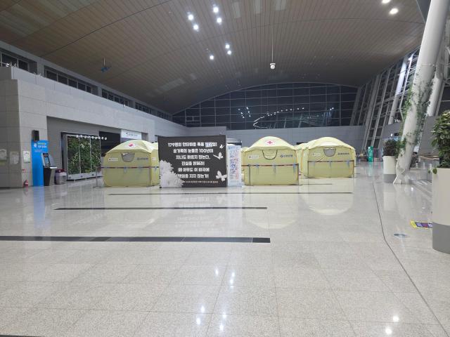 무안국제공항의 조속한 재개항과 전라남도의 책임 있는 무안국제공항 정상화 대책 마련을 촉구하는 성명서가 발표된 가운데 유가족 텐트가 무안 국제공항에 설치돼 있다사진김옥현 기자