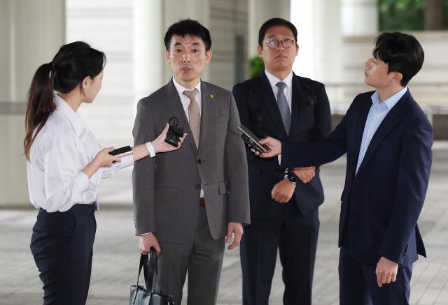 김용현 전 국방부장관에 대한 구속영장 심문이 진행된 25일 서초구 서울중앙지방법원에서 김 전 장관의 변호인인 이하상 변호사가 취재진 질문에 답하고 있다 사진연합뉴스