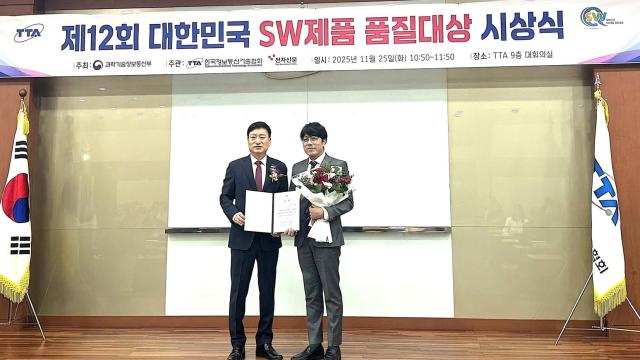 왼쪽부터 한국정보통신기술협회 손승현 협회장 안랩 제품기획본부 김창희 본부장 사진안랩