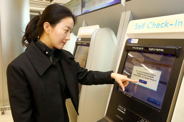 김포공항 국내선 청사에서 제주항공 탑승객이 키오스크를 이용해 모바일 탑승권을 발권 받고 있다 사진제주항공