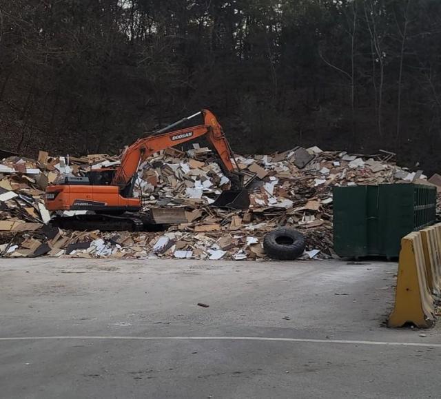 폐목재 등 대형폐기물 적재된 적환장 사진고양시