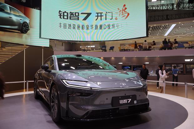 광치토요타가 내년 봄 출시할 예정인 EV 세단 ‘bZ7’ 21일 광둥성 광저우시 사진NNA