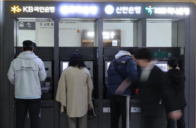 서울 시내에 설치된 4대 은행KB국민·신한·하나·우리 현금자동입출금기ATM 사진연합뉴스
