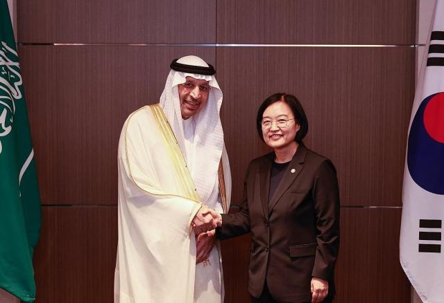 한성숙 중소벤처기업부 장관이 지난 9월 26일 서울 롯데호텔에서 칼리드 알 팔레 사우디 투자부 장관왼쪽과 면담한 뒤 악수하며 기념 촬영하고 있다 사진연합뉴스

