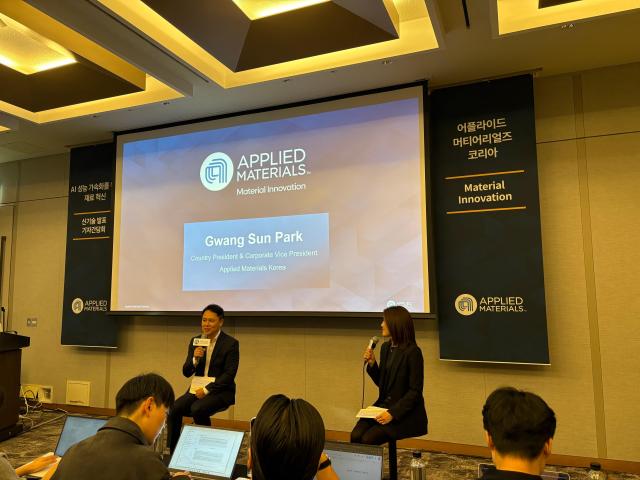박광선 어플라이드 머티어리얼즈 코리아 대표왼쪽가  26일 서울 강남구 파르나스서울 호텔에서 열린 기자간담회에서 발언하고 있다 사진김나윤 기자