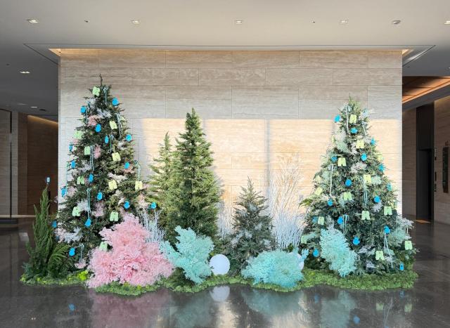 레스트리에 설치된 솜니아 캐릭터 오너먼트 트리 사진호반호텔앤리조트