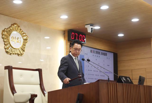 제259회 제2차 정례회 제1차 본회의에서 의사봉 타봉하는 강정구 의장 사진평택시의회