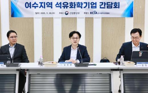 [석화 구조조정] 1호 사례 나왔지만 아직도 지지부진…정부 강공책 먹힐까