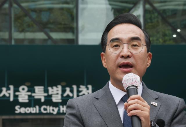  더불어민주당 박홍근 의원이 26일 서울시청 앞에서 내년 6월 3일 치러지는 서울시장 선거 출마 선언을 하고 있다사진연합뉴스