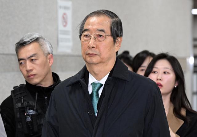 내란 우두머리 방조 혐의를 받는 한덕수 전 국무총리가 26일 서울중앙지법에서 열린 1심 결심 공판을 마친 뒤 청사를 떠나고 있다 사진연합뉴스