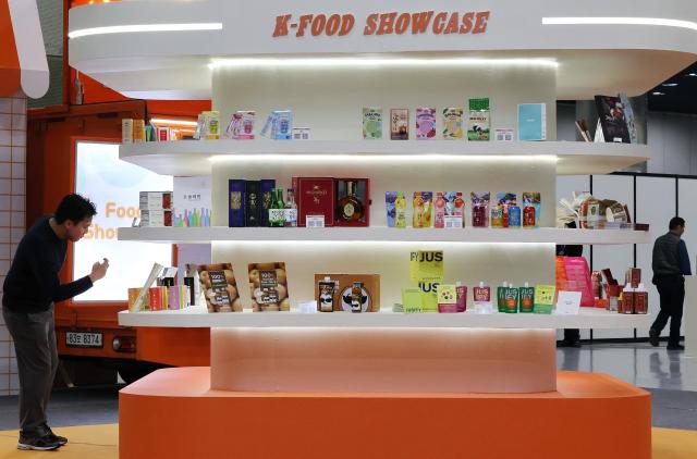 26일 서울 강남구 코엑스에서 열린 제18회 해외마케팅종합대전2025 코리아 그랜드 소싱페어에서 참관객이 전시를 둘러보고 있다 20251126