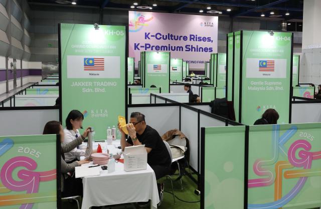 26일 서울 강남구 코엑스에서 열린 제18회 해외마케팅종합대전2025 코리아 그랜드 소싱페어에서 참관객이 비즈니스 상담을 하고 있다 20251126