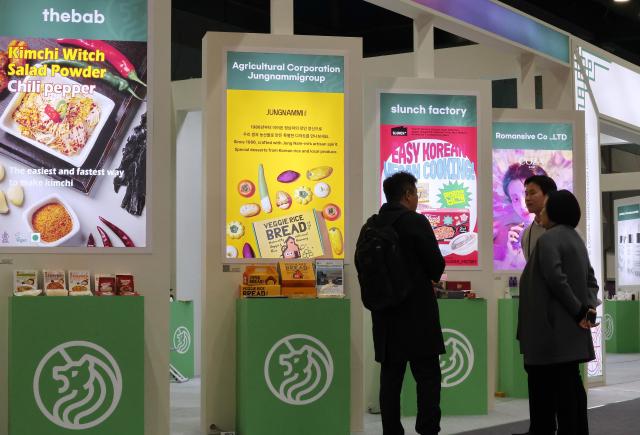 26일 서울 강남구 코엑스에서 열린 제18회 해외마케팅종합대전2025 코리아 그랜드 소싱페어에서 참관객이 전시를 둘러보고 있다 20251126