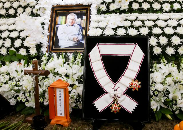 26일 서울 송파구 서울아산병원 장례식장에 차려진 고 배우 이순재 빈소에 금관문화훈장이 놓여 있다 20251126사진사진공동취재단