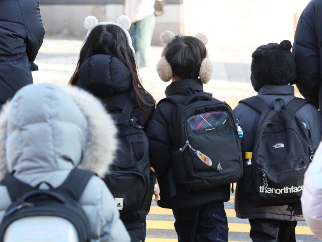 경기도 수원시 한 초등학교 앞에서 방한 귀마개를 한 어린이들이 등교하고 있다 사진연합뉴스
