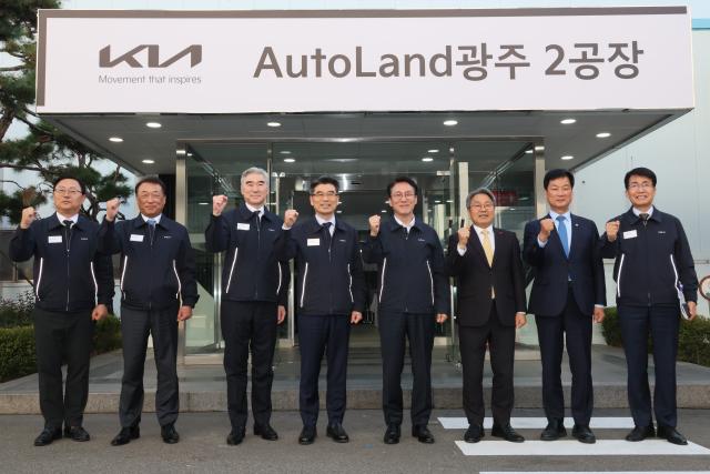 김민석 국무총리가 26일 광주 서구 기아 오토랜드 광주공장을 방문 송호성 기아 사장 등 경영진과 기념 촬영하고 있다 사진연합뉴스