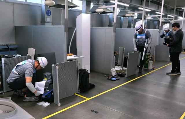 삼성전자서비스 엔지니어들이 서비스 기술경진대회에 참여해 기술 역량을 펼치고 있다 사진삼성전자서비스