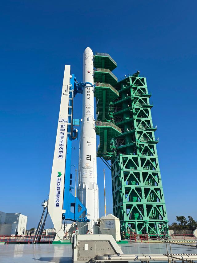 HD현대중공업이 구축한 발사대에서 발사 준비를 마친 누리호 사진HD현대중공업