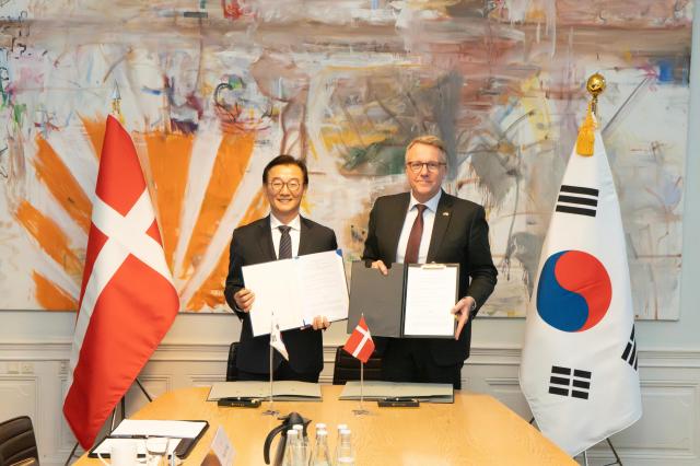 전재수 해양수산부 장관왼쪽과 모르텐 뵈스코우 덴마크 산업비지니스금융부 장관 사진해양수산부