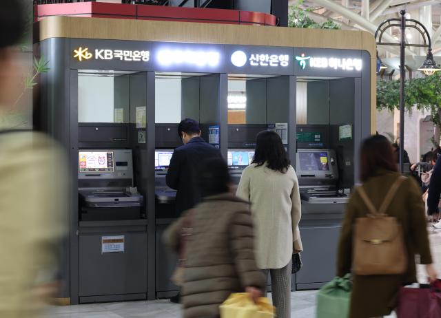 서울 시내에 설치된 4대 은행 현금자동입출금기ATM 사진연합뉴스
