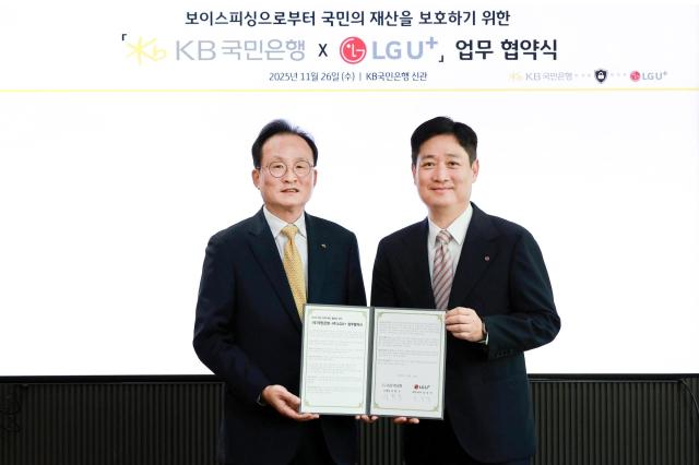 LG유플러스와 KB국민은행이 AI 통화앱 ‘익시오ixi-O’를 활용해 보이스피싱을 사전에 탐지하고 국민 금융피해를 예방하고자 손을 잡았다 사진은 지난 26일 서울 여의도 소재 KB국민은행 본사에서 진행한 업무협약식에서 홍범식 LG유플러스 대표오른쪽와 이환주 KB국민은행장이 기념촬영을 하는 모습 사진LG유플러스