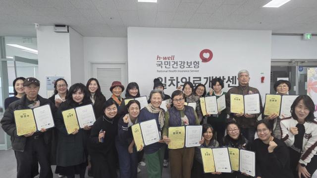 고양시 일산병원 고려대 관계자들이 치유농업 프로그램을 마치고 기념촬영을 하고 있다 사진고양시