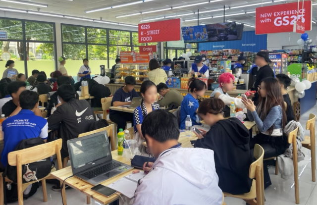 Người dân địa phương thưởng thức đồ ăn Hàn Quốc tại Cửa hàng concept K-food của GS25 Việt Nam ẢnhGS25 Vietnam