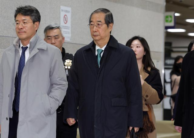 내란 우두머리 방조 혐의를 받는 한덕수 전 국무총리가 26일 서울중앙지법에서 열린 1심 결심 공판을 마친 뒤 청사를 떠나고 있다
    12·3 비상계엄 관련 내란 혐의를 수사하는 조은석 내란특별검사팀은 이날 한덕수 전 국무총리에게 징역 15년을 선고해달라고 재판부에 요청했다 2
