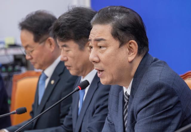 더불어민주당 김병기 원내대표가 27일 국회에서 열린 원내정책회의에서 발언하고 있다사진연합뉴스