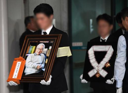 오케이, 커트하고 일어나셨으면 故 이순재, 눈물의 영결식…하지원·김영철 추도