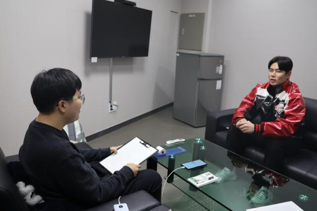 인터뷰 장면 사진 김호이 기자