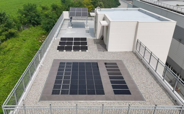 All in One 옥상 바닥시스템을 적용한 태양광모듈아래과 철골 구조물에 설치된 기존의 일반 태양광패널위 사진-GS건설