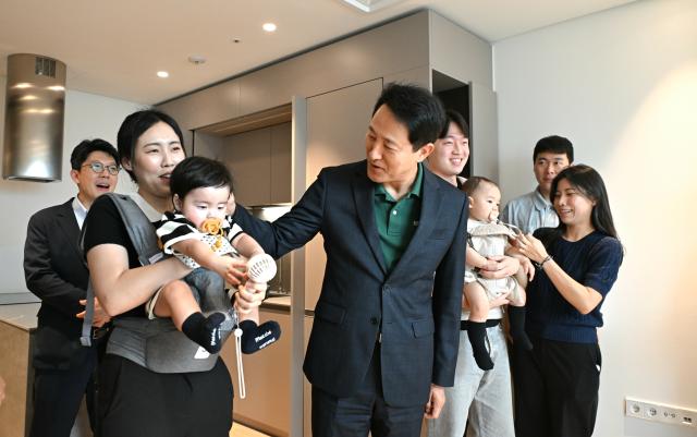 오세훈 서울시장이 13일 서울 송파구 문정동 비아파트형 미리내집을 함께 방문한 서울 베이비 엠버서더와 대화 나누고 있다 2025813 서울시 제공 재판매 및 DB 금지