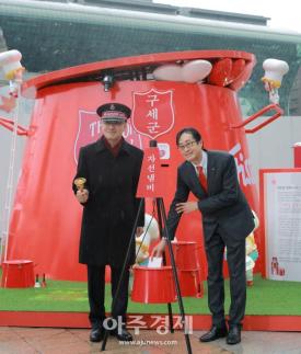 [포토] 자선냄비에 성금 전달하는 이경우 휘슬러코리아 대표