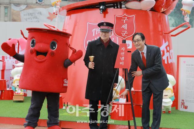 [포토] 이경우 휘슬러코리아 대표, 자선냄비에 성금 전달