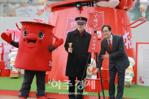 [포토] 이경우 휘슬러코리아 대표, 자선냄비에 성금 전달