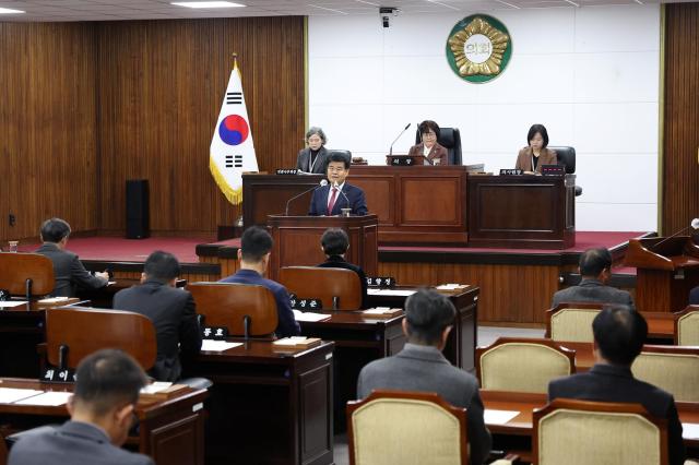 심규언 동해시장이 지난 26일 제357회 동해시의회 제2차 정례회에서 2025년 시정의 주요 성과를 보고하고 다가오는 2026년도 예산안과 시정 운영 방향을 제시하고 있다 사진동해시