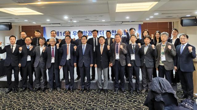 기념 사진 촬영을 하는 참가자들의 모습 사진법무법인 광장