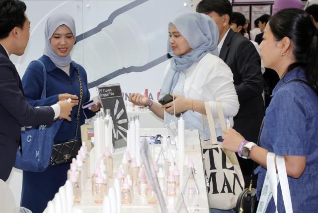 지난 9월 경기도 고양시 킨텍스 제2전시장에서 열린 2025 K-뷰티 엑스포 코리아에서 외국인 관람객들이 뷰티용품들을 살펴보고 있다 사진연합뉴스