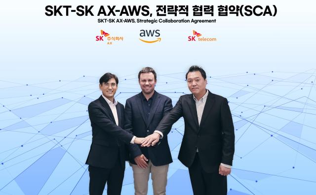 SK텔레콤과 SK AX는 아마존웹서비스AWS와 전략적 협력 협약Strategic Collaboration Agreement∙SCA을 체결하고 AI 클라우드 시장을 공략에 본격 나선다고 27일 밝혔다 사진은 3사 임원이 SCA 체결 후 기념 촬영한 모습 왼쪽부터 신장수 SK AX Cloud 부문장 크리스 케이시Chris Casey AWS 아시아태평양 및 일본APJ 파트너쉽 총괄 허민회 SKT AI Cloud 담당 사진SK텔레콤