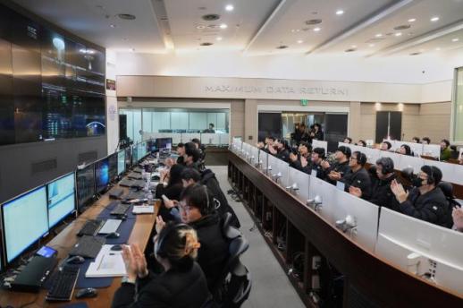 우주청, 13개 위성 중 6개 교신 성공…우주 실증 본격화