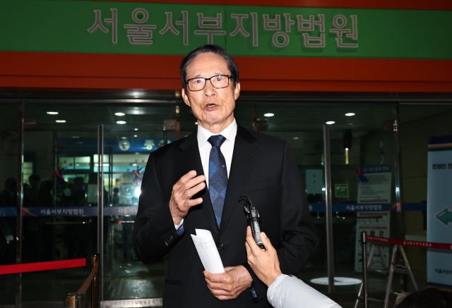 박근혜 정부 시절 국군기무사령부기무사·현 군사안보지원사령부의 계엄 문건과 관련해 군 간부들에게 거짓 서명을 강요한 혐의로 기소돼 1심에서 무죄를 선고받은 송영무 전 국방부 장관이 27일 서울 마포구 서울서부지방법원에서 열린 직권남용권리행사방해 혐의 관련 2심 선고 재판에서 무죄를 선고 받고 나와 취재진 질문에 답하고 있다 20251127 사진연합뉴스 
   