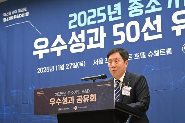 김영신 기정원장이 27일 2025년 중소기업 RD 우수성과 공유회에서 개회사를 하고 있다 사진기정원